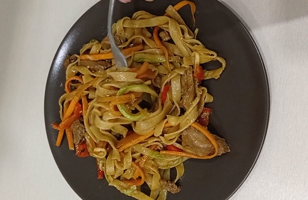 Свинина терияки с лапшой и овощами