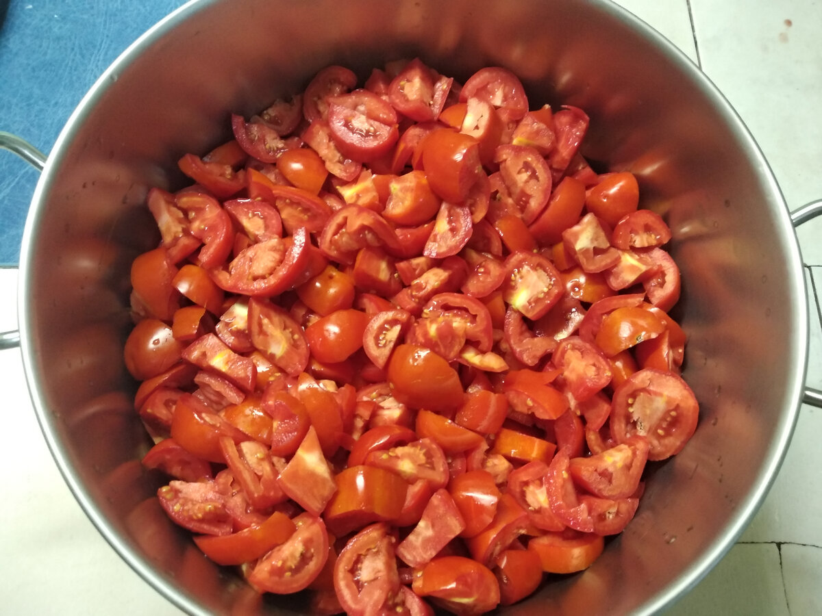 Этап 1 - нарезать томаты.