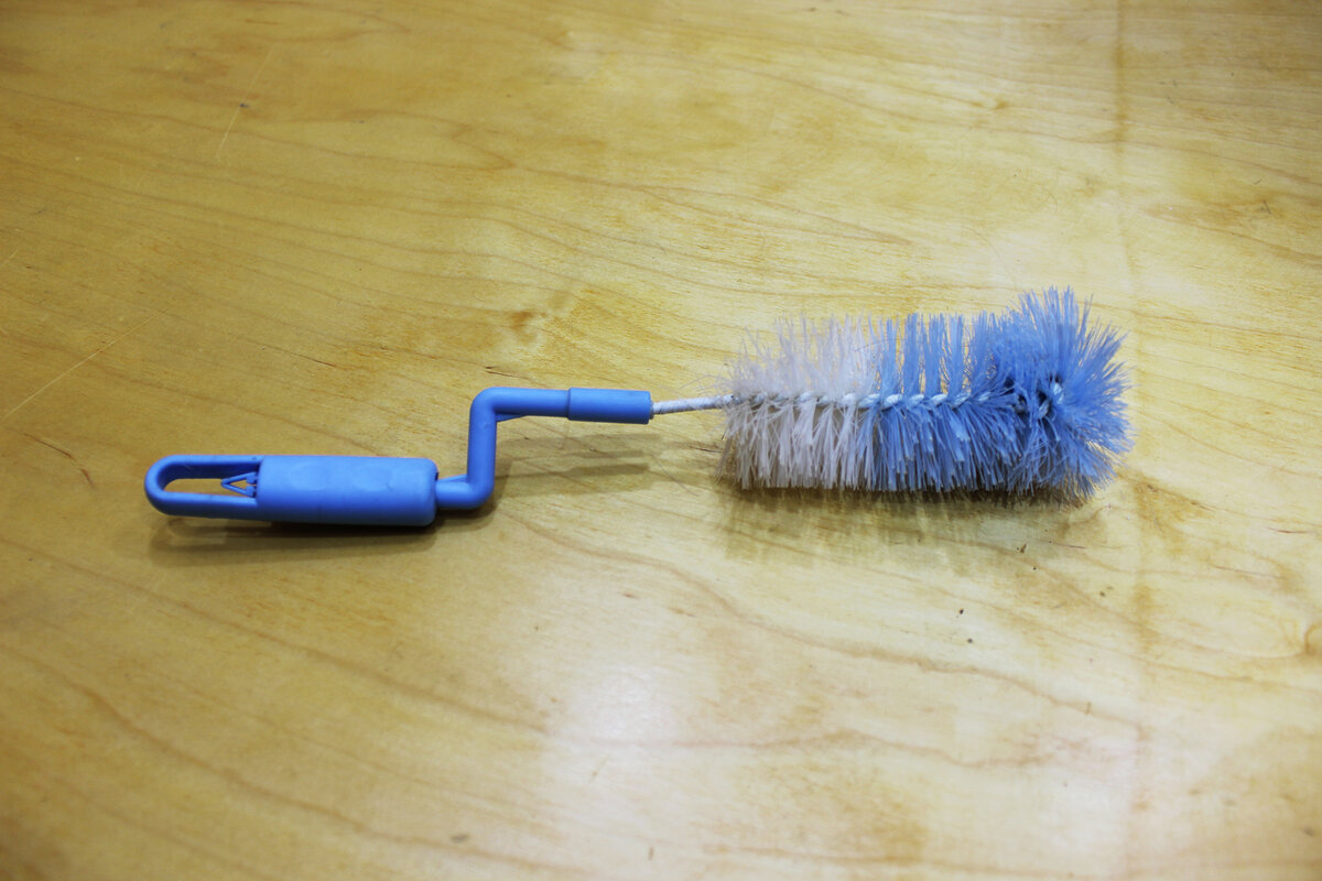 Конкретно этот, для мытья бутылок, в ручке механизм вращения-для удобства.