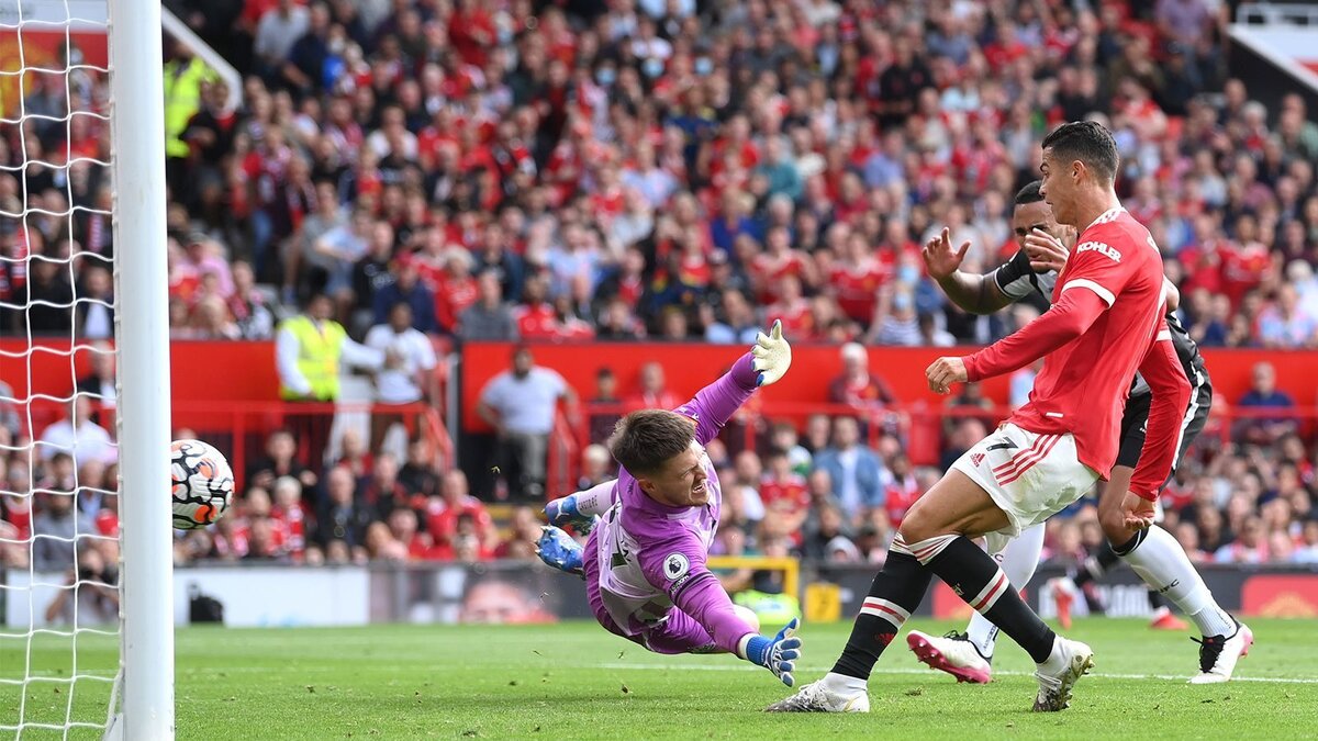 Роналду забивает первый мяч после неудачного сейва голкипера "горожан"