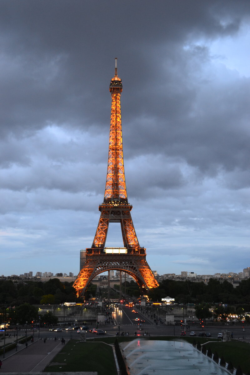 Фотогалерея "Ночные огни Эйфелевой башни". Вечерний вид с площади Трокадеро