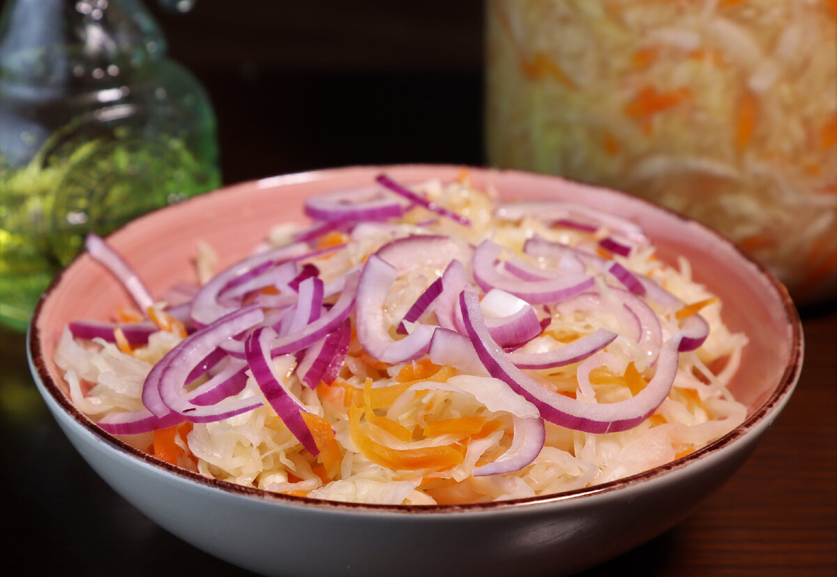 Квашеная капуста - идеальный продукт. Как говорится, и на стол поставить не стыдно, и съедят- не жалко! По этому рецепту квашеную капусту всегда делали в нашей семье. И бабушка, и мама.-2