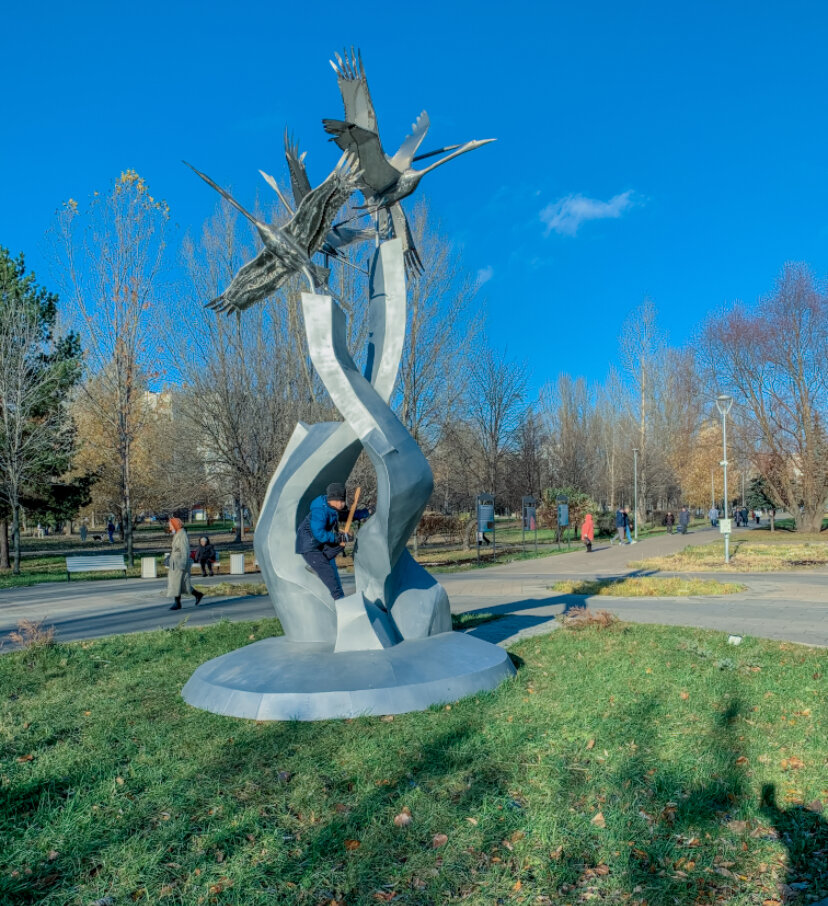 Сын в сквере у дома.