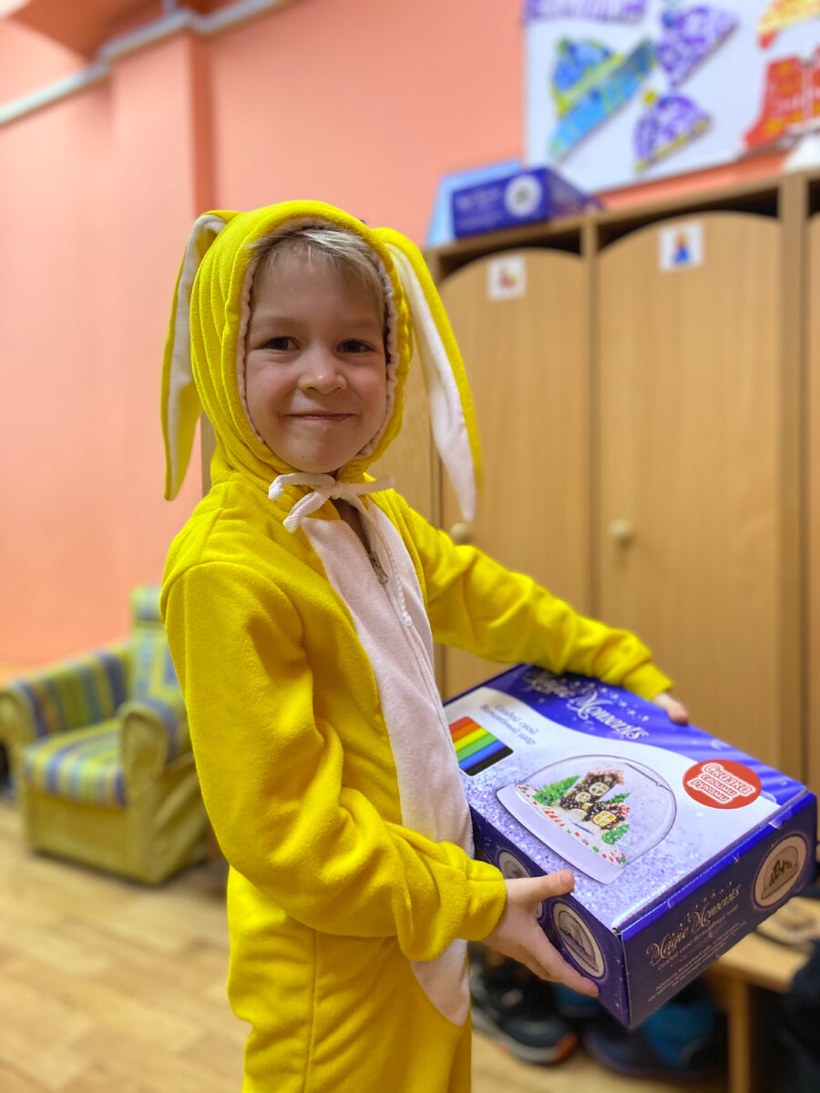 Фото автора. Петя с подарком после новогоднего утренника 