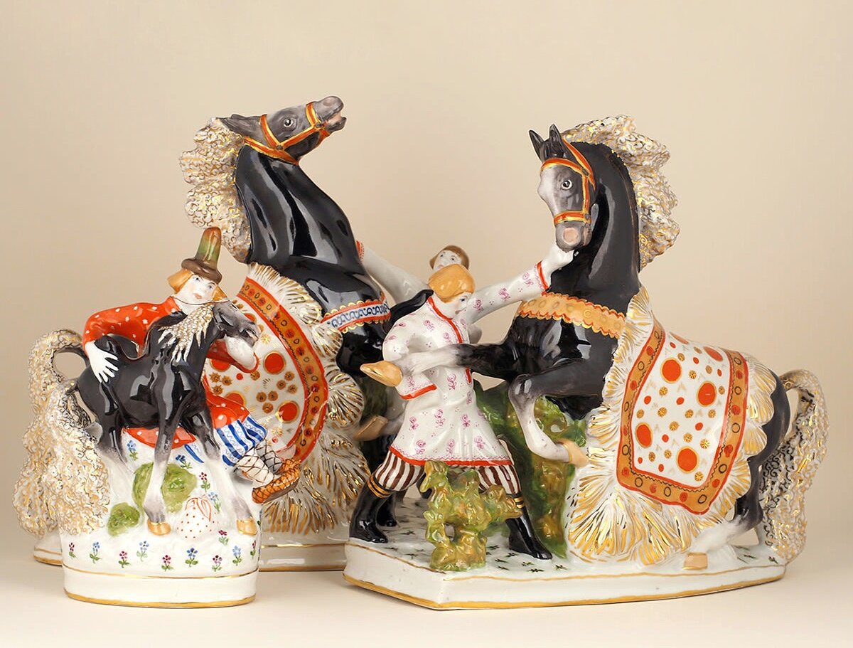 Триптих «Конек-Горбунок» 1950-60-е годы.  Дмитровский фарфоровый завод,  Высота 27,5 см, 19,5 см., источник https://ru.bidspirit.com/