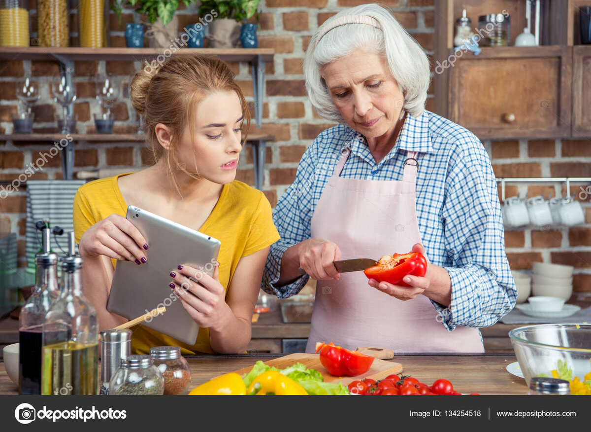   Лидия Васильевна охотно делилась с невесткой рецептами.