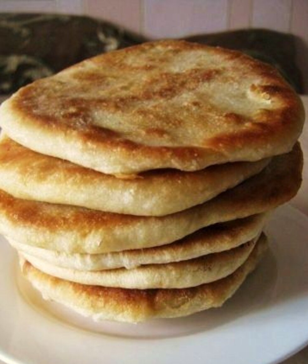 хлебные лепешки на воде. хлеб лепешка. лепёшки на сковороде из муки. дрожжевые лепешки на сковороде. украинская лепешка.