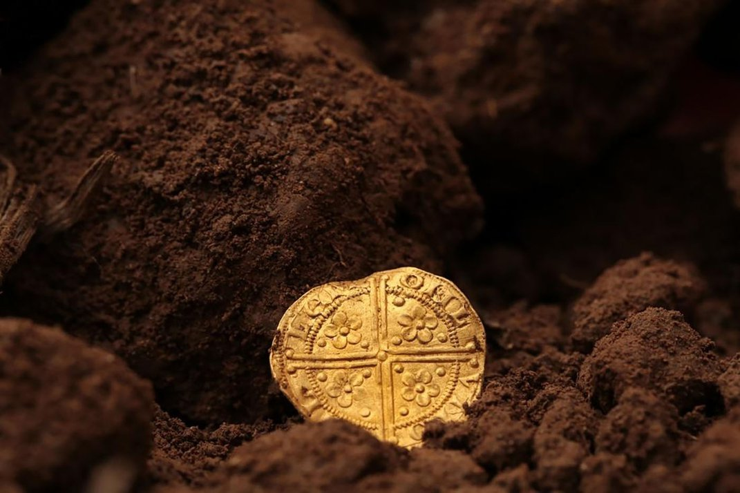  ⠀⠀Мужчина из Великобритании случайно нашел редкую золотую монету, выложил фото находки в одну из социальных сетей, где ее заметил нумизмат и оценил на 546 000 фунтов стерлингов.-2