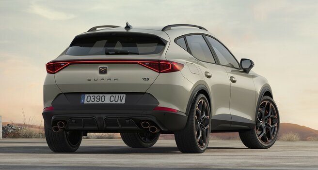 На передней оси установлены тормозные механизмы Akebono с шестипоршневыми фиксированными суппортами. Задний диффузор — с углепластиковой отделкой вместо накладок из глянцевого пластика.