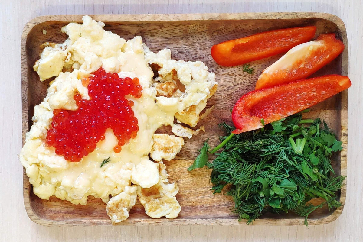 Решила вернуться к своим маленьким натюрмортам - яичница, ложка икры, перец, зелень. Просто ярко и красиво. 