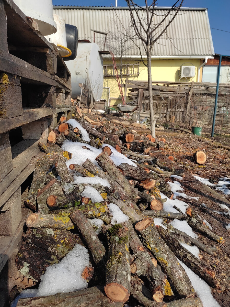 Во дворе дрова,на дровах снега. Работы много весной. Надо бардак убрать зимний.