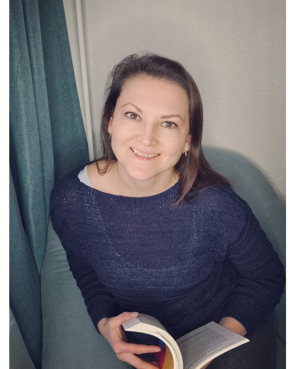 Начну с понедельника📅

меньше есть, заниматься спортом, больше ходить пешком, раньше ложиться спать и учить английский. 
Я верю, что в понедельник всё изменится, сила воли меня не покинет, муж не притащит в дом пиццу, а подруга не пригласит на 🧁☕️чай. 

Я два месяца🤔 готовилась и вот этот день настал. Есть меньше получилось, вот только до обеда, с выходных остались котлеты с картошкой, не выбрасывать же, ребёнок их не ест.

Случились непредвиденные дела и спорт отложился 🗓на завтра. К вечеру совсем уставшая и голодная кидаюсь на все 🥐🌭🍕🥣подряд, наевшись мучает совесть, что опять ничего не получилось. Обещаю себе, что завтра обязательно начну худеть, а сегодня можно налить чай и посмотреть, что же там ещё вкусного осталось.

Эту историю можно продолжать бесконечно, потому что начать нашей героине постоянно будет что-то мешать.

А знаете в чем парадокс? 

Чем больше мы себя заставляем что-то делать, тем больше наш организм сопротивляется🙈 изменениям. У нас всегда есть две стороны: одна, которая хочет меняться и другая, которая хочет оставить все как есть. 

Что же делать, если все-таки хочется что-то поменять? Для начала принять свою негативную сторону, например лень. Ну  а потом постараться понять, что же мне мешает начать. Может я слишком много от себя требую? Может стоит хоть какие-то шаги делать: вместо часовой тренировки каждый день, делать🏃‍♀️ 15-ти минутную зарядку. Если ты последние годы ложился всегда в 2 ночи, то очень сложно будет заставить себя лечь в 10 вечера.

Меняйтесь постепенно, тогда и мозг не будет вас так тормозить.

А вы узнали себя? Как меняете свою жизнь постепенно или в омут с головой?
