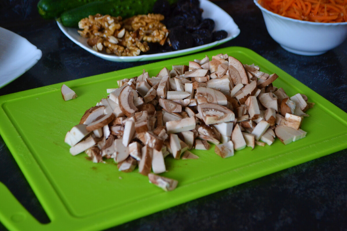 Шампиньоны нарезать кубиками, но не мелко, обжарить до готовности.