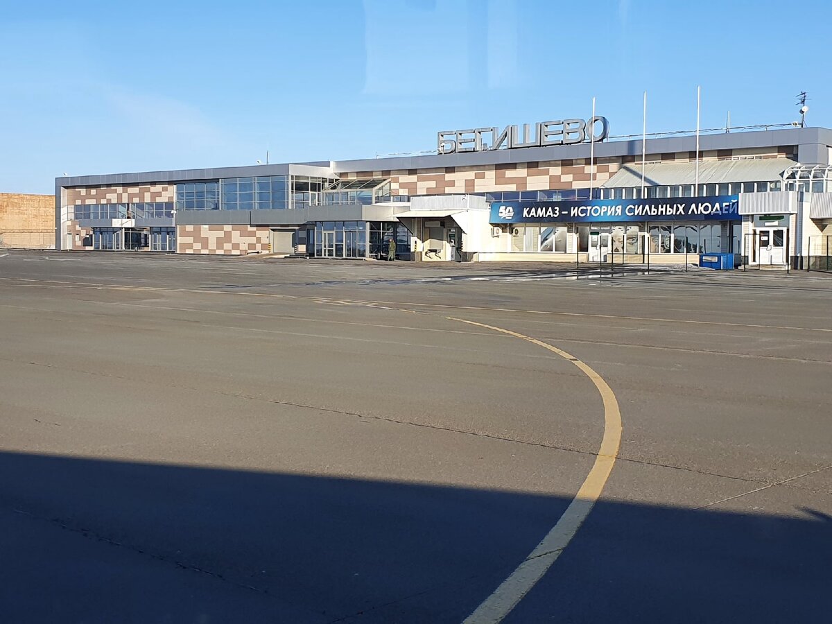 Вид на аэропорт Бегишево, городов Нижнекамск и Набережные Челны. Фото автора.