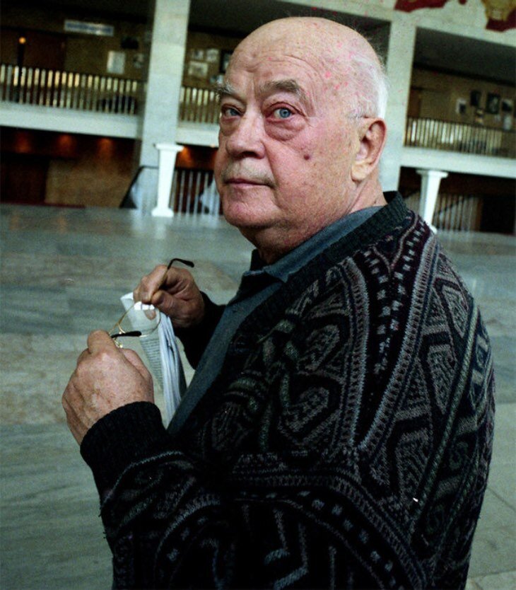 Насколько мне известно, существует три памятника легендарному трио. В Перми, в Хабаровске и в Ереване. Думаю, кто такие Трус, Балбес и Бывалый вам не надо объяснять.-4