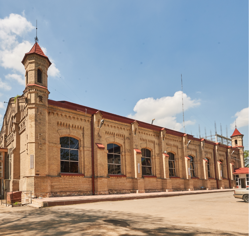 Центр современного искусства разместится в одном из зданий царской эпохи (фото: ccat.uz). В здании справа построенном в 1912 году, находилась первая в Ташкенте дизельная электростанция, вырабатывающая энергию для трамвайной ветки. Архитектор - Вильгельм Гейнцельман
