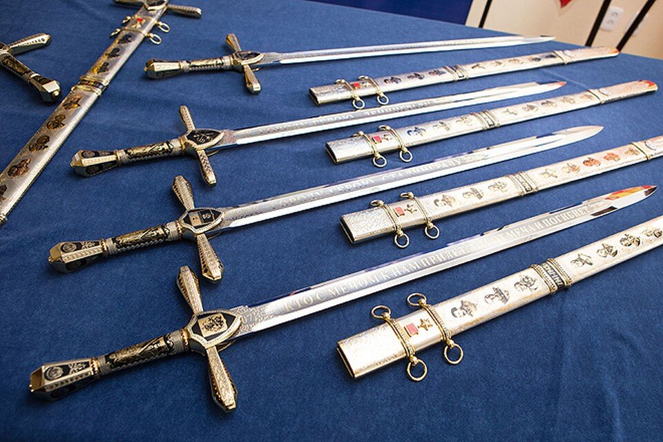 меч победы городу воинской славы вмузей. рыцарский меч. меч победы в музее на поклонной горе. красный меч гор зональный. мечи г.