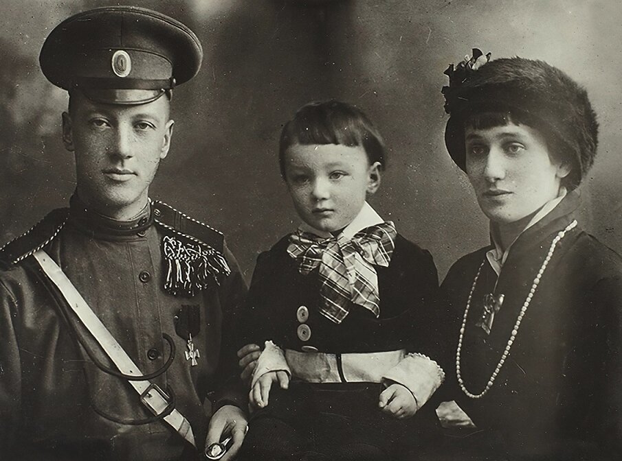 С мужем (Н.Гумилевым) и сыном (Л.Гумилевым).