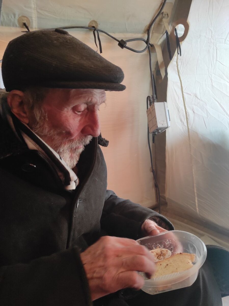 Наш дедуля за трапезой