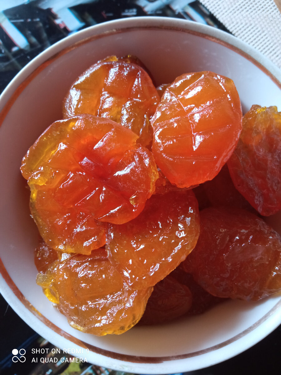 Второй способ.                                                                ИНГРЕДИЕНТЫ                                                                  Абрикос ( без)косточек) -  2 кг                                         Сахар - 1 кг                                                                           ПРИГОТОВЛЕНИЕ                                                             Производим первичную подготовку абрикоса, также как описано в первом способе. Половинки абрикоса укладываем в посуду, в которой затем будем его готовить. Засыпаем сахаром и оставляем на ночь, для того чтобы абрикос выделил сок. Утром осторожно, желательно деревянной лопаткой перемешиваем сахар с соком и абрикосом, стараясь не повредить половинки.. Ставим посуду на огонь и нагреваем до температуры 60 - 70 градусов, но не кипятим. Выключаем огонь и оставляем абрикос, до полного остывания, где-то часов на 12, но лучше на сутки. Затем снова посуду с абрикосом ставим на огонь, нагреваем до 60 - 70 градусов, даём абрикосу остыть. Но время для остывания уже можно сократить до 6 - 8 часов. И такую процедуру проводим 3-4 раза. С остывшего полностью абрикоса сливаем всю жидкость, а половинки раскладываем на поддоны сушилки или дегидратора. Выставляем температуру 58 градусов и производим сушку абрикоса около 10 часов. Но сушка может продолжаться больше или меньше, в зависимости от размера абрикоса. Как только абрикос станет упругим и не липнет к рукам, он готов. Даём ему остыть и раскладываем по пакетам или контейнерам. Можно также хранить абрикос в стеклянной банке. Хранить абрикос можно в морозильной камере или холодильнике.                  Третий   способ.                                                                Вот так у меня выглядит абрикос  из  переспелого фрукта. Хоть вид не совсем привлекателен, но по вкусу хорош.                    