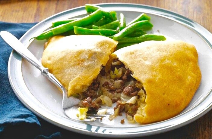 Домашний пирожок "Рунза" с мясом и капустой.