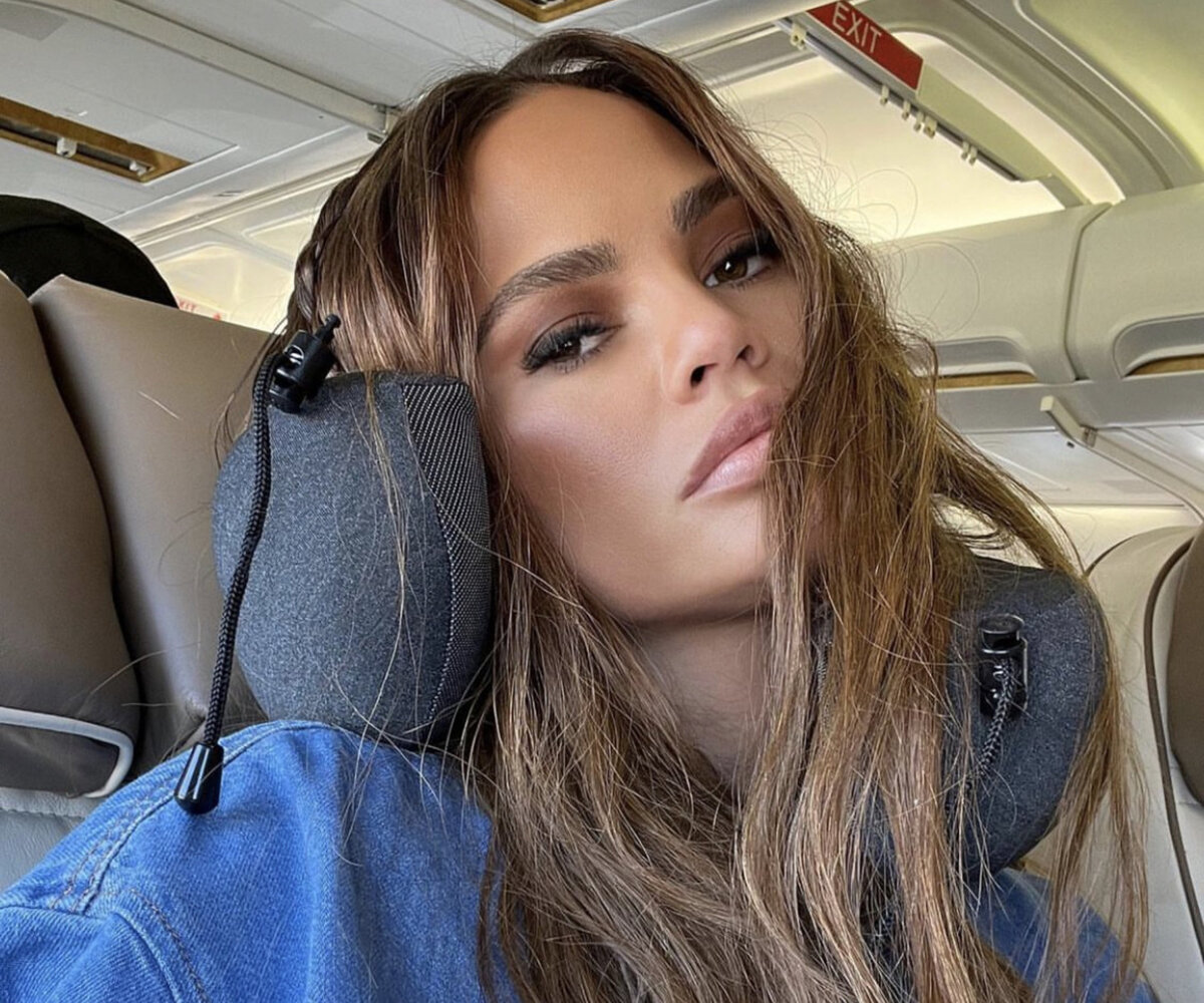     «Побыстрее вырастай!»: беременная Крисси Тейген в мини показала округлившийся живот