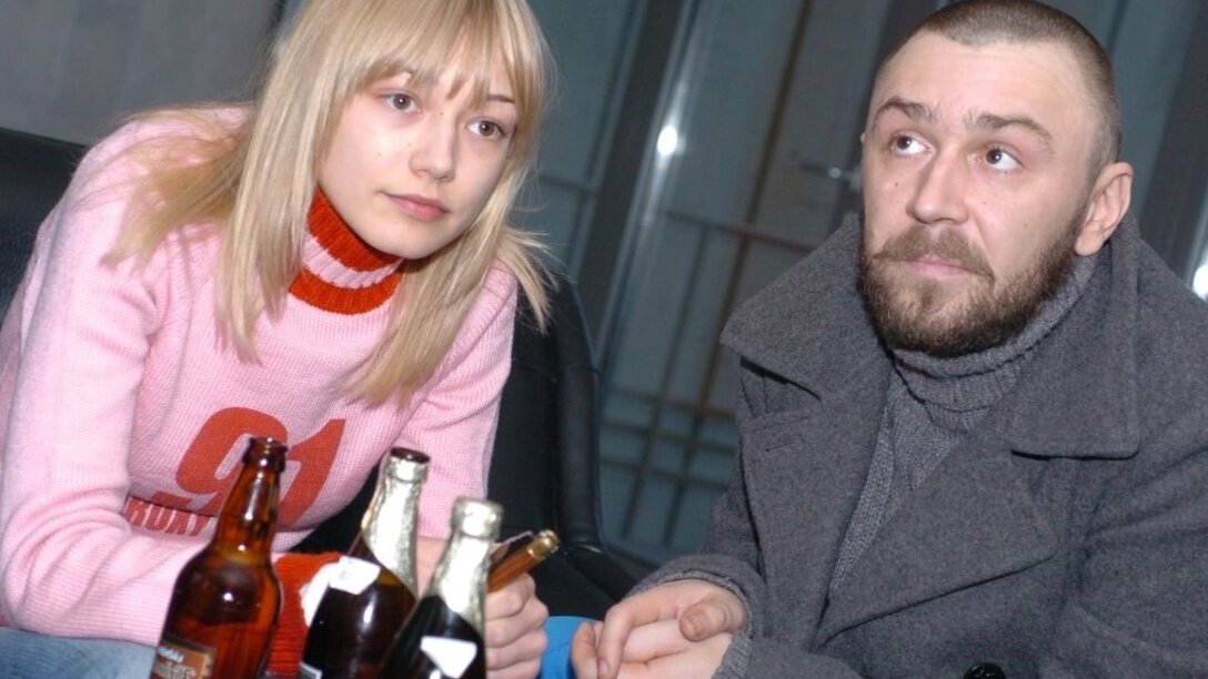 GoldКино. "Вечером выпивал с ней, а утром гнал в школу" Какими были отношения Оксаны Акиньшиной с Сергеем Шнуровым