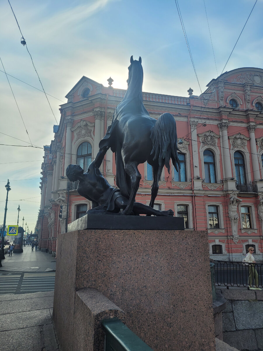 "Укрощение коня человеком" Клодта на Аничковом мосту