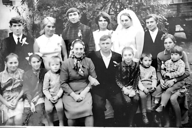    У бабы Гали было звание «Мать-героиня». На фото она со всеми своими детьми в 1973 году. Фото: Из семейного архива
