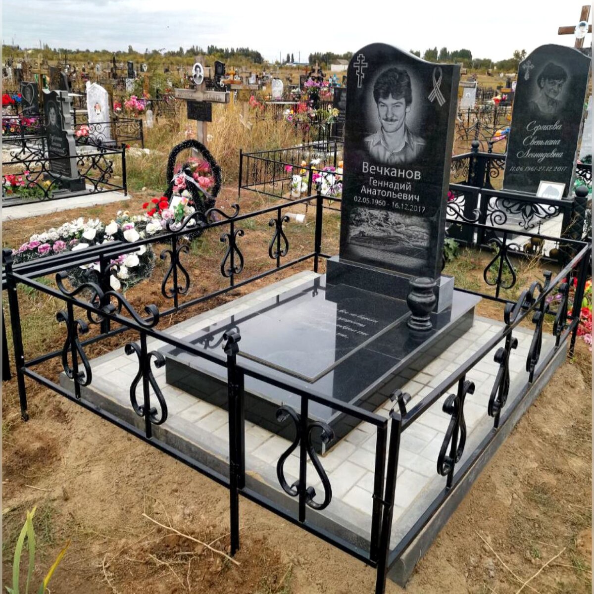 Памятники и надгробия на могилу фото