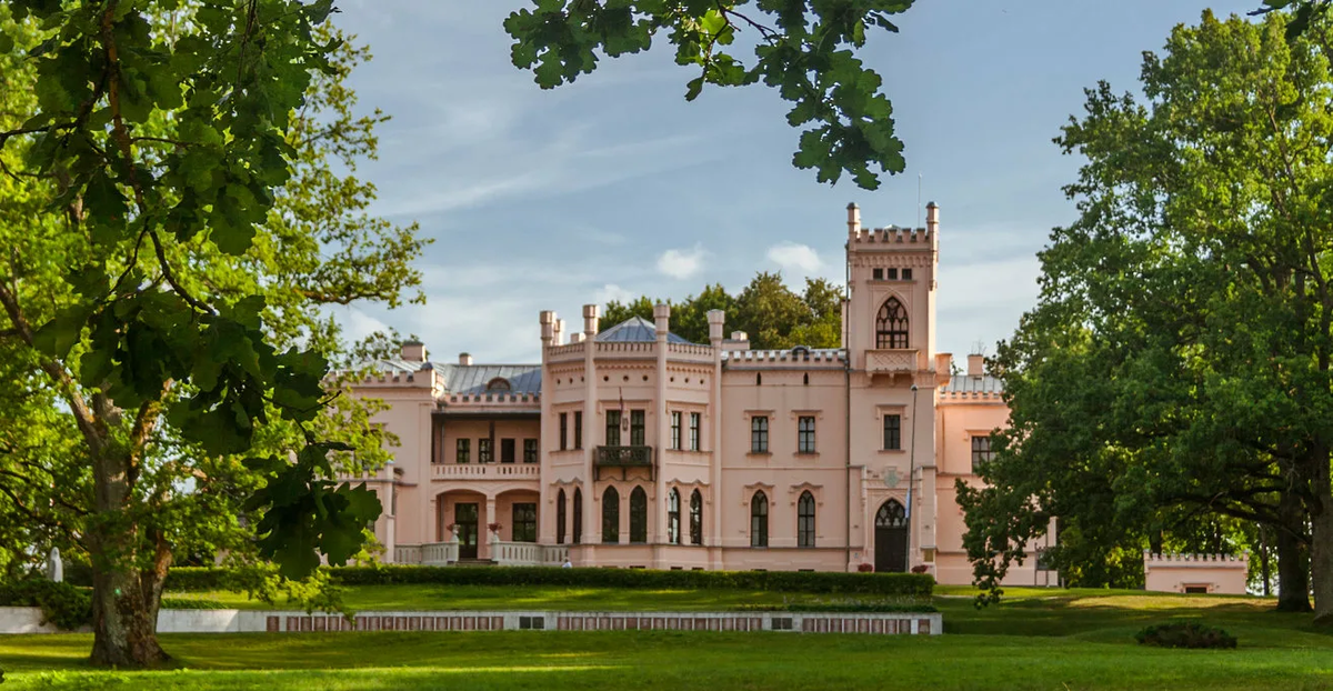 Дворец в Алуксне. Фото из открытых источников Яндекс.Картинки