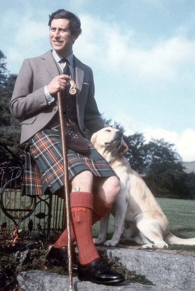 Принц Чарльз в Балморале на свой 30-й день рождения, одетый в полный шотландский костюм