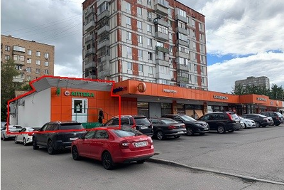    Незаконная пристройка к жилому дому на юго-западе Москвы до демонтажа © Пресс-служба Государственной инспекции по недвижимости Москвы