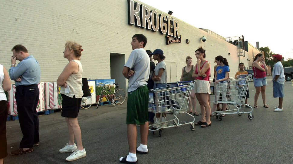    Гросс-Пойнт, США. В магазины выстроились очереди за продуктами первой необходимости Paul Sancya / AP