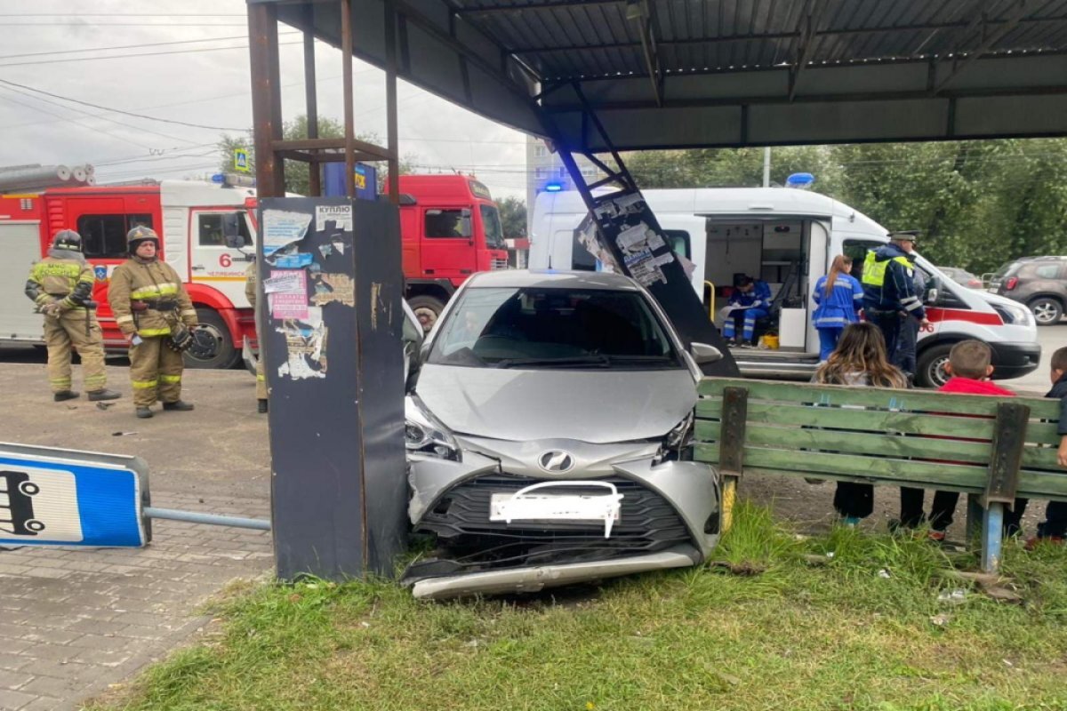    Автомобиль вылетел на остановку после столкновения в Челябинске