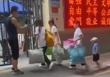 с баулами в школу