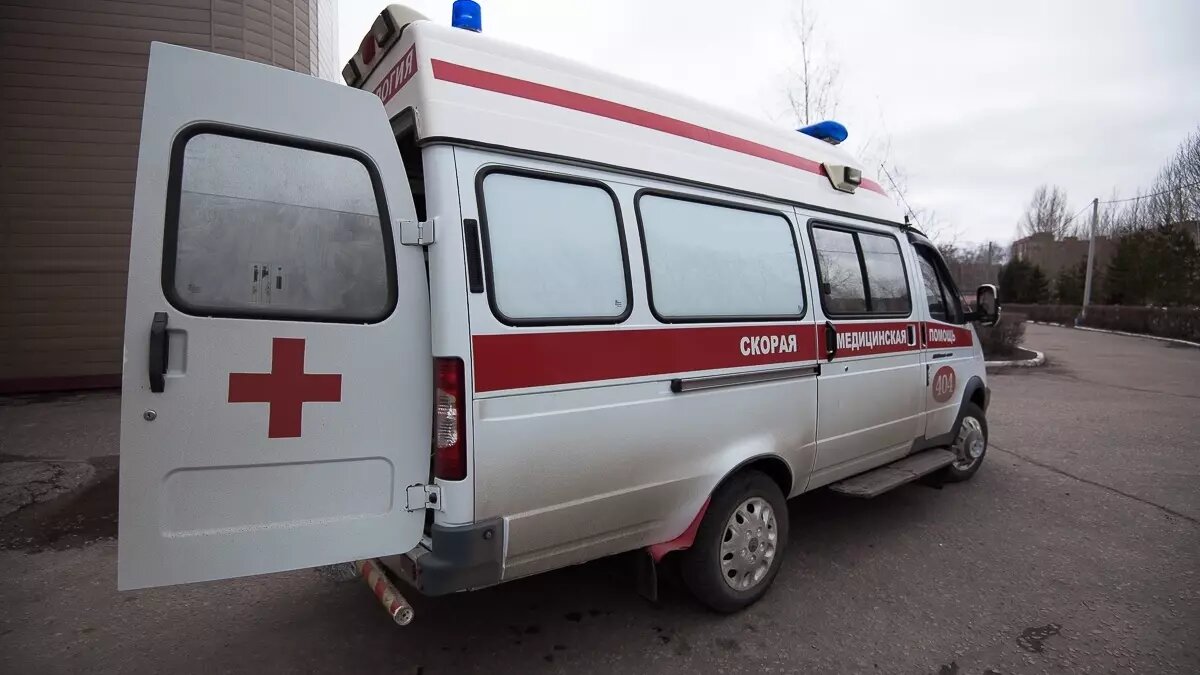     Рост заболеваемости коронавирусом, расселение людей из аварийных домов и смерть ребенка в больнице — NewsTracker представляет обзор информационной картины дня 19 сентября.