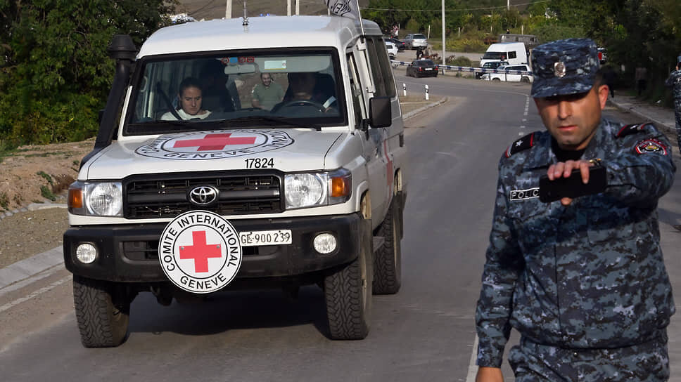 Фото: Анатолий Жданов / Коммерсантъ📷Автомобиль Международного Комитета Красного Креста и сотрудник полиции на приграничном блок-посту в Корнидзоре