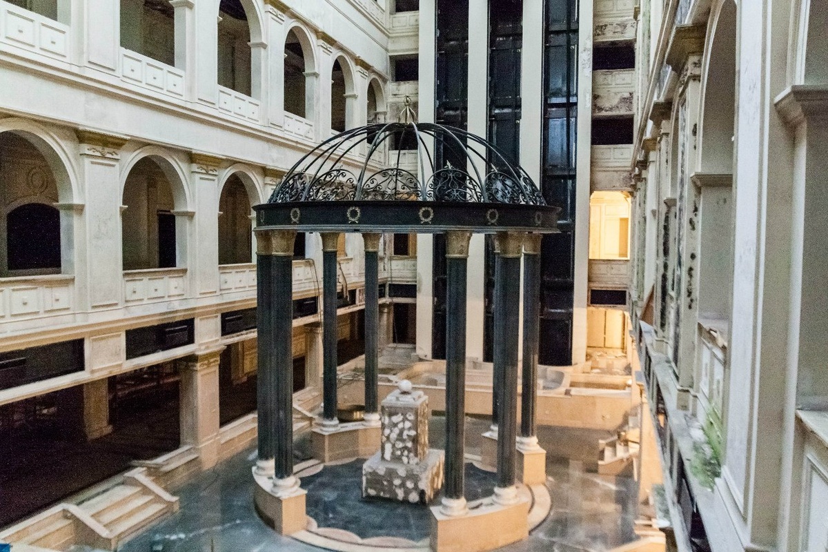  Эта история посвящена одному заброшенному строению, которое, не смотря на свою современность, уже успело обрасти слухами и мифами. 

