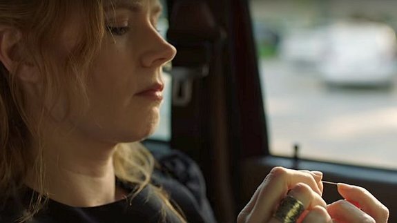 кадр из сериала "Острые предметы"