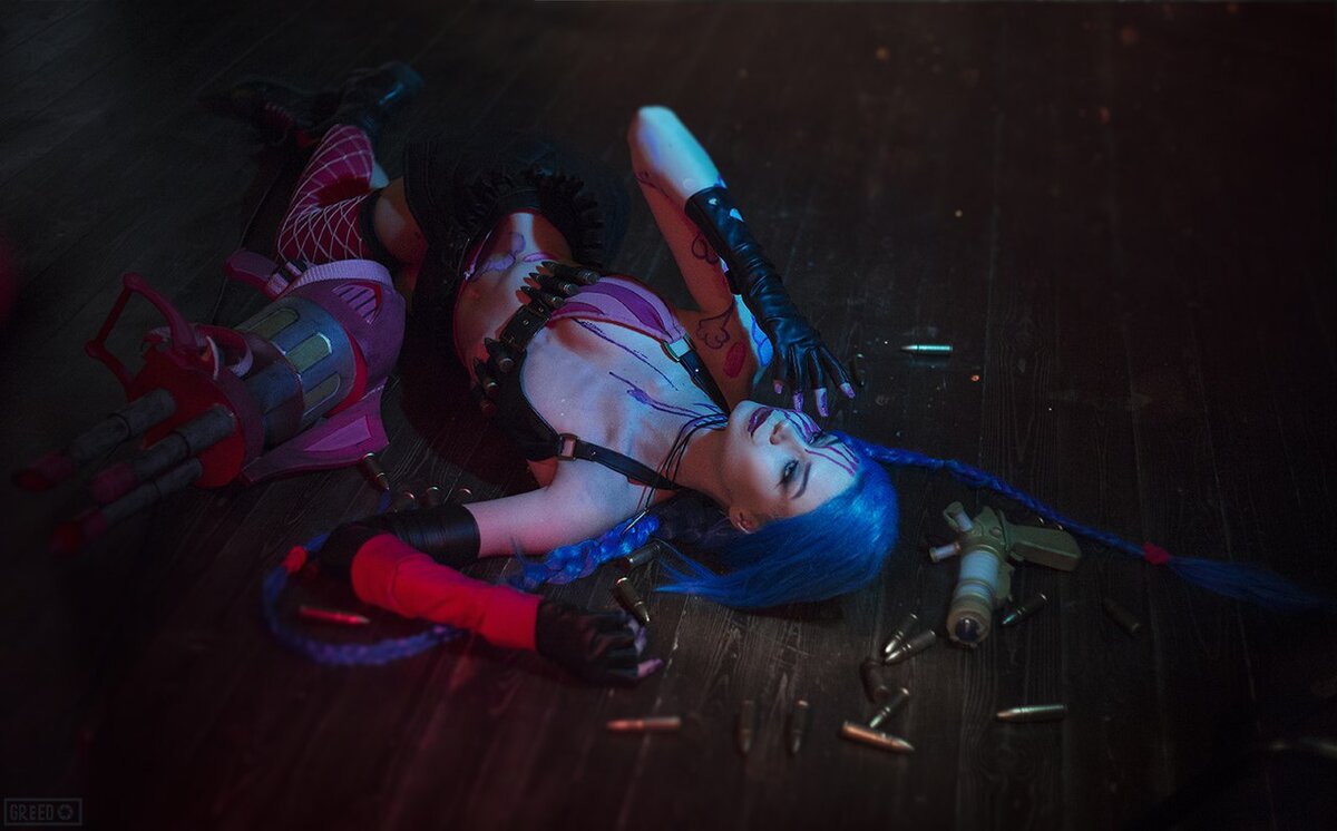 Jinx League of Legends косплей. Косплей Джинкс из League of Legends. Джинкс Финк косплей. Кристина Финк косплей Джинкс.