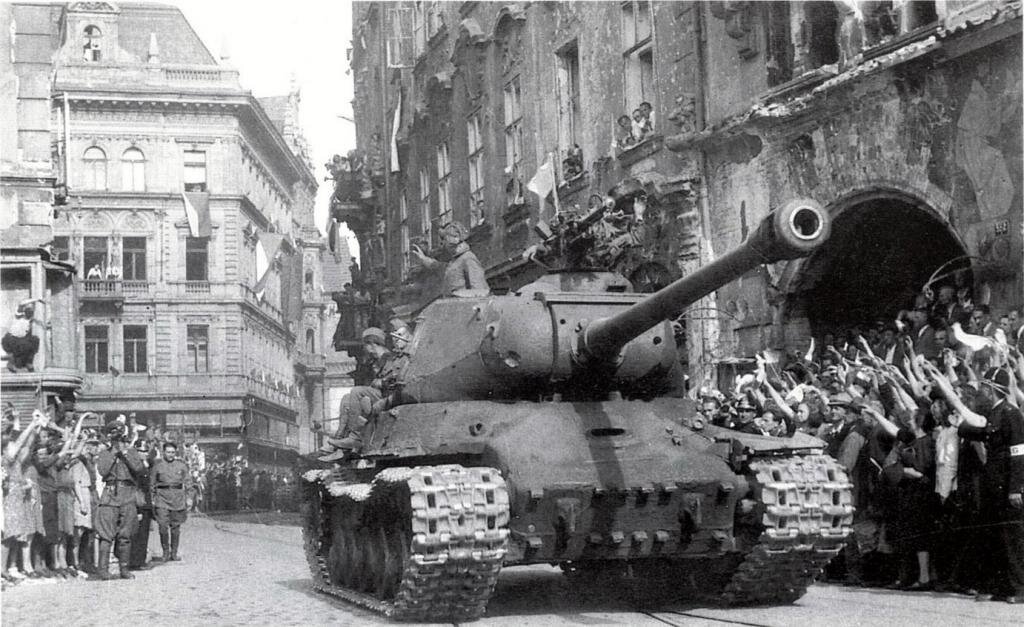 Советские войска в Праге, май 1945 года