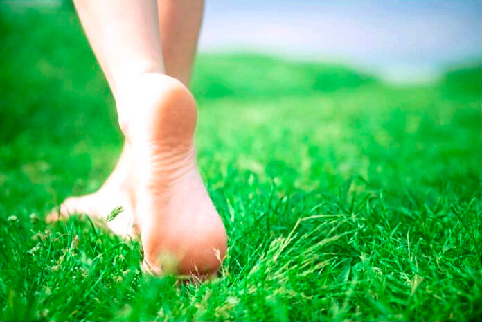 Босая нога одинокого индуса-футболиста