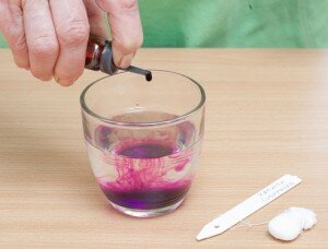 Обязательным подготовительным этапом является обработка лука. Она выполняется непосредственно перед посадкой и состоит из описанных ниже процедур: