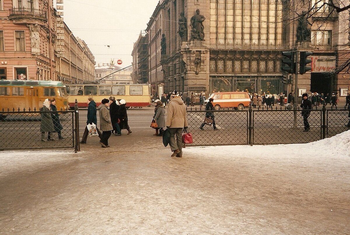 Угол Невского проспекта и Малой Садовой улицы. 1985 г