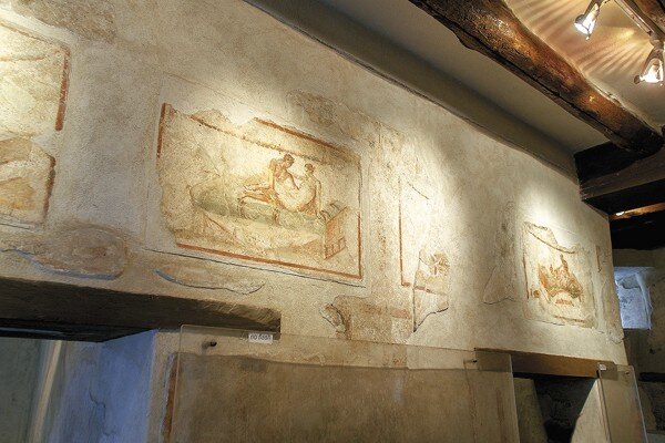 Стены над входами в комнаты проституток были богато украшены эротическими фресками. То, что вы видите на фото - это копии, оригиналы выставлены в знаменитом Тайном кабинете Археологического музея Неаполя, куда начиная с 18 века прятали всю эротику, которую находили про раскопках города. 