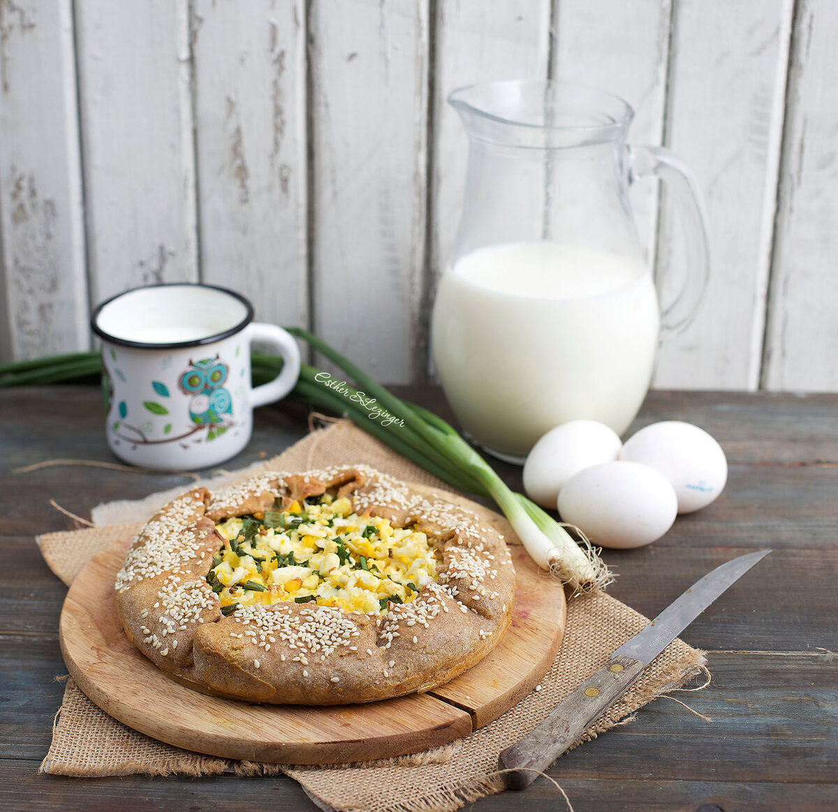 Галета с яйцом, сыром и луком