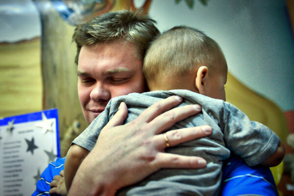  Участник благотворительной программы «Поезд надежды» с приемным сыном 