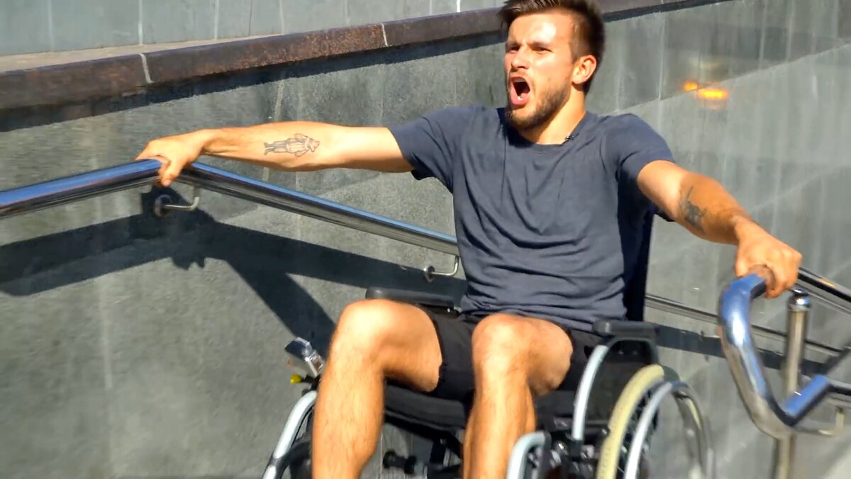 Муж инвалид любовник. Парень инвалид. Мужчина в инвалидном кресле. Парень в инвалидной коляске.