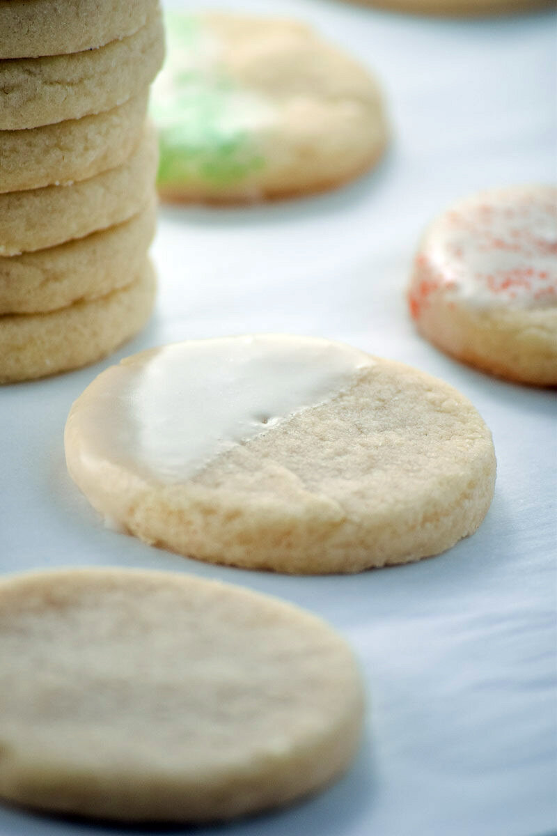 По-видимому, по мере развития моих вкусовых качеств моя грамматика снижается. Тем не менее, эти песочные печеньки божественны! Лимонная глазурь необязательна, но придает приятный оттенок тонким лимонным вкусом.